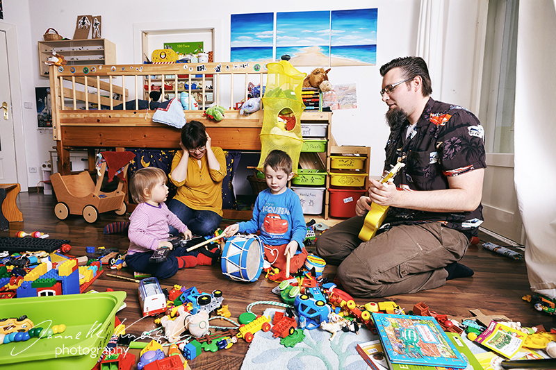 Kinder Beschäftigung Musik,Familie macht Musik im chaos, chaos im Kinderzimmer