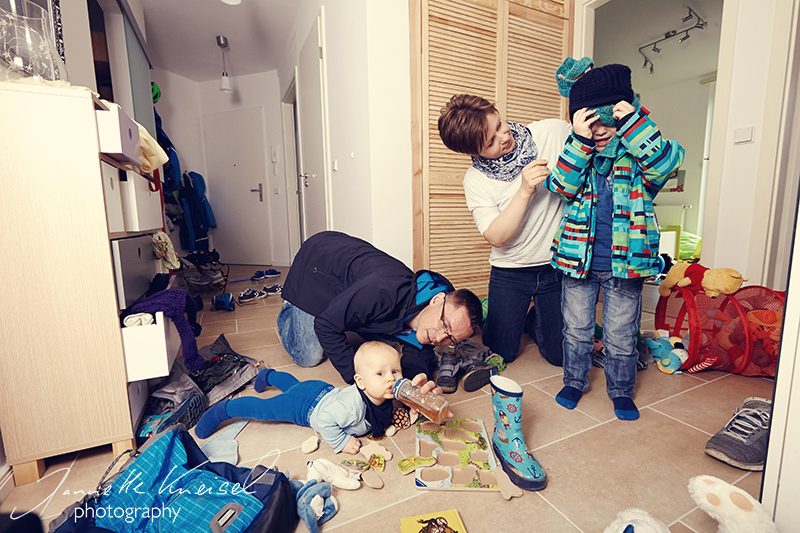 KInder mit Papa zuhause im Chaos