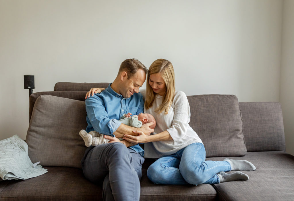 Neugeborenen Fotografie mit Eltern zu Hause