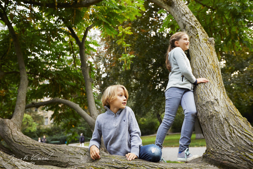 Kinder gucken in der Natur irgenwo hin