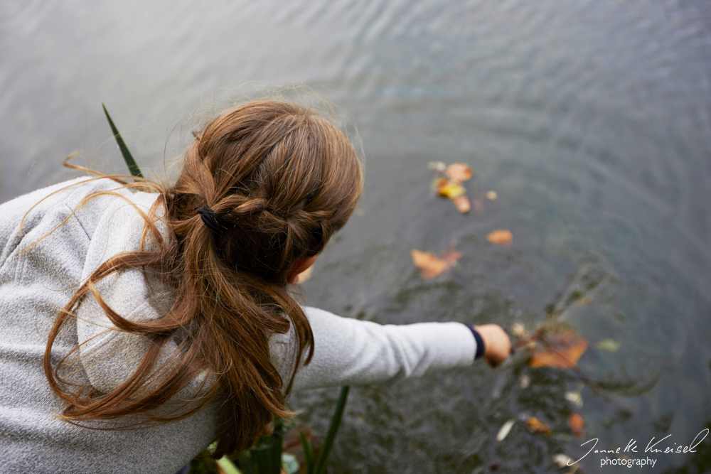 Kind spielt am Fluss in der Natur