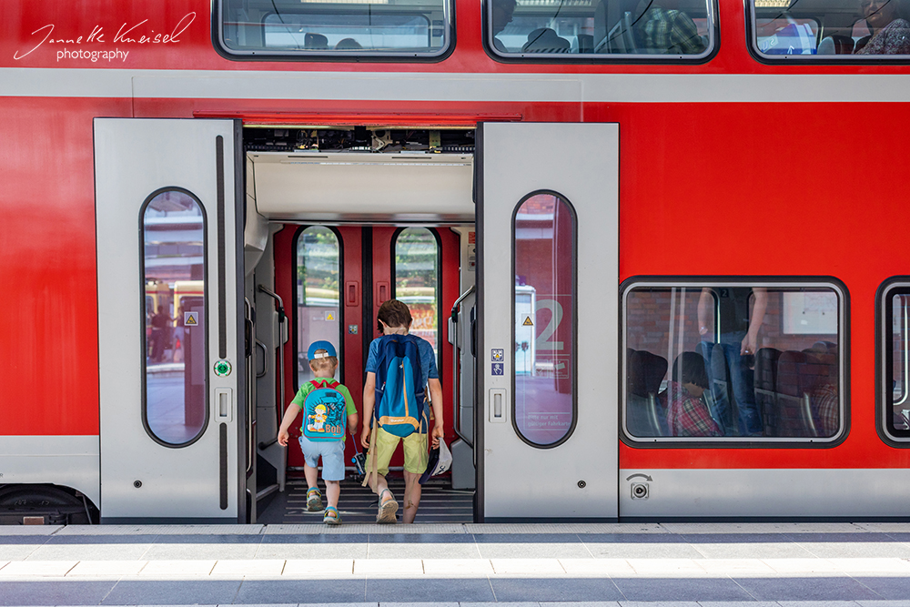 kinder steigen in die bahn