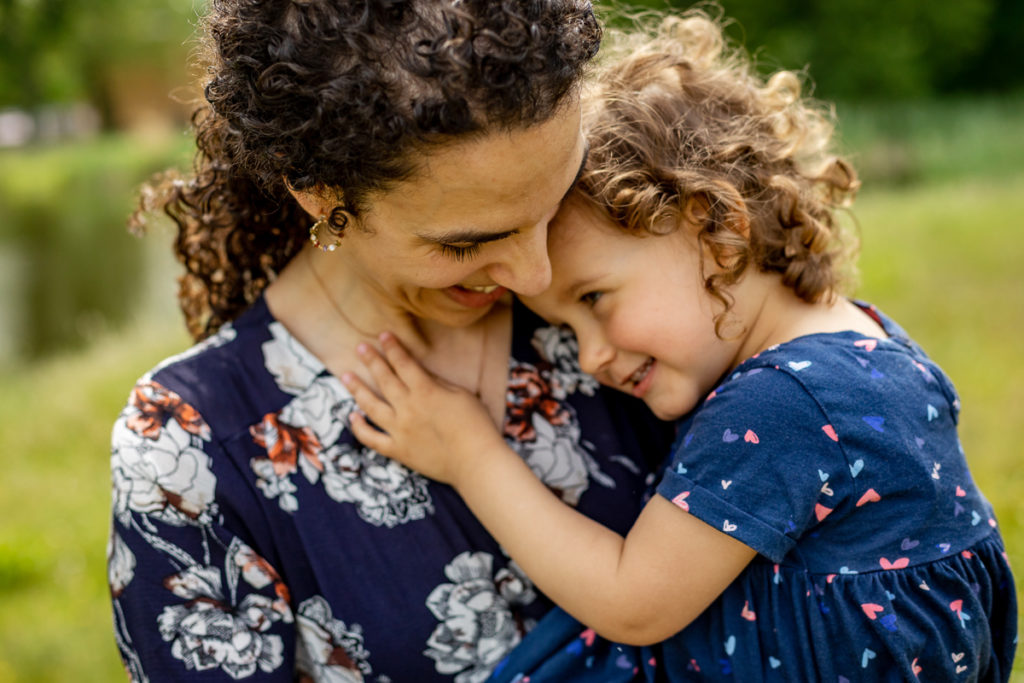 Tipps für natürliche Familienfotos, kuscheln