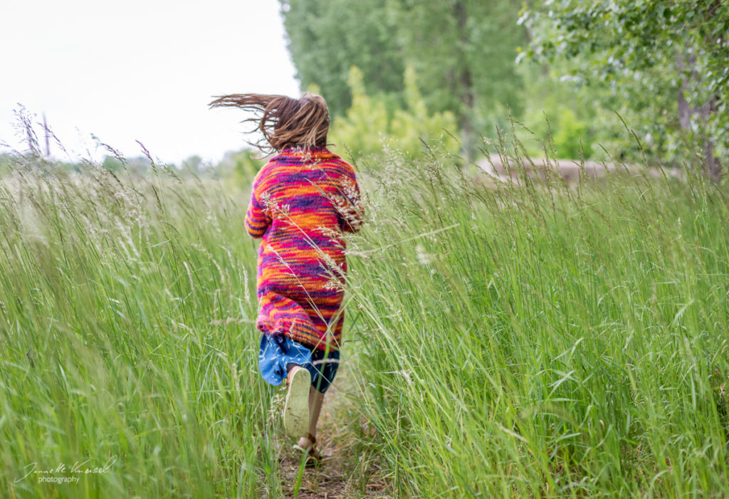 Kinder Beschäftigung raus in den Wald, Kind rennt in der Natur, 