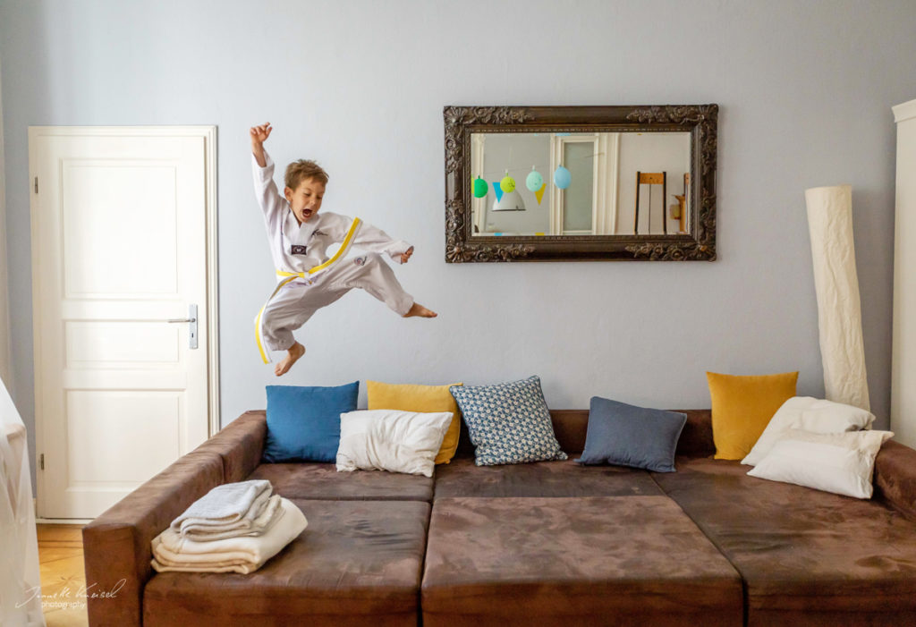 Kind macht Sport im Wohnzimmer,