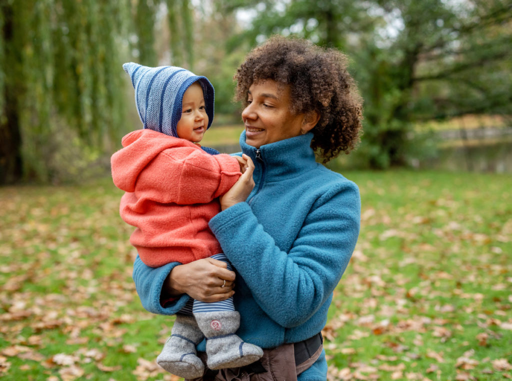 Poduktfotos mit Baby und Grims Kind Schuhe