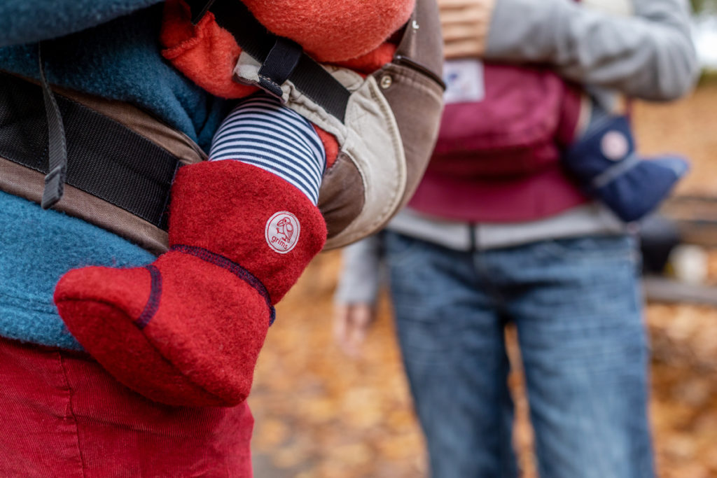 Poduktfotos mit Baby und Grims Kind Schuhe