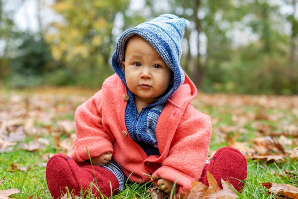 Poduktfotos mit Baby und Grims Kind Schuhe