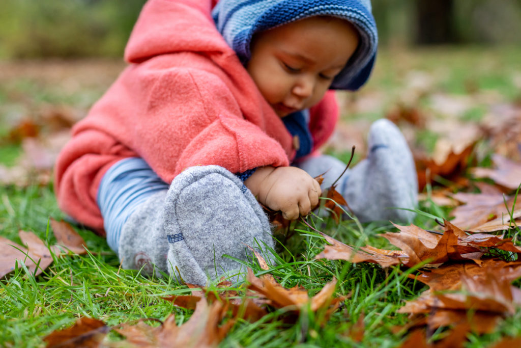 Poduktfotos mit Baby und Grims Kind Schuhe