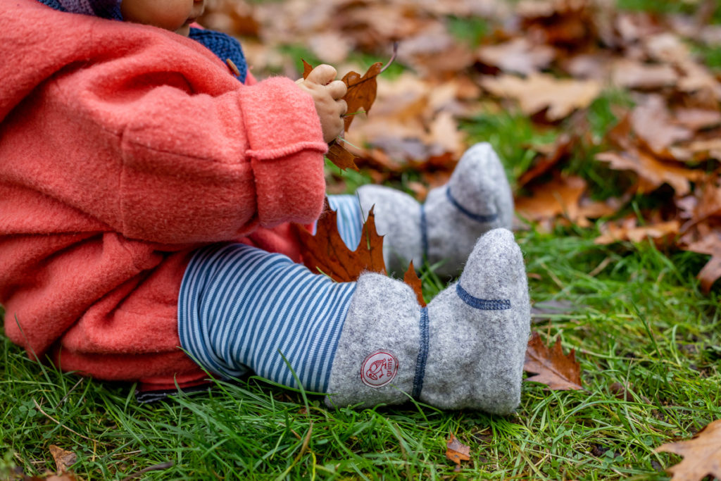 Poduktfotos mit Baby und Grims Kind Schuhe