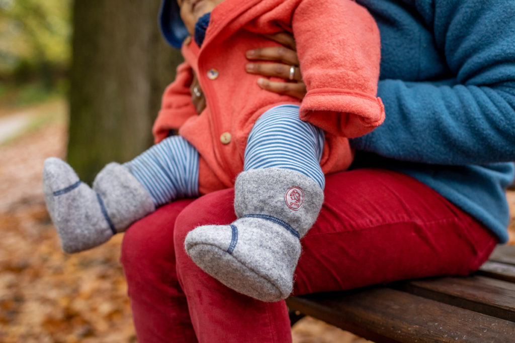 Poduktfotos mit Baby und Grims Kind Schuhe