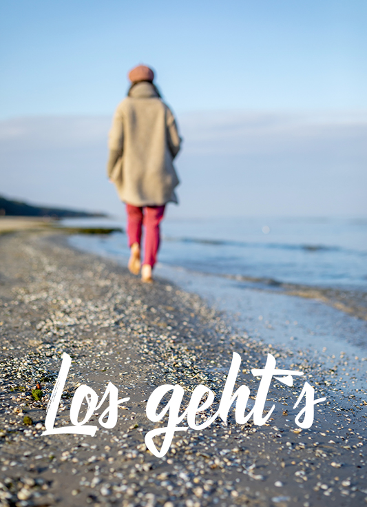 Fotografin spaziert am strand,Familienfotografin am strand 