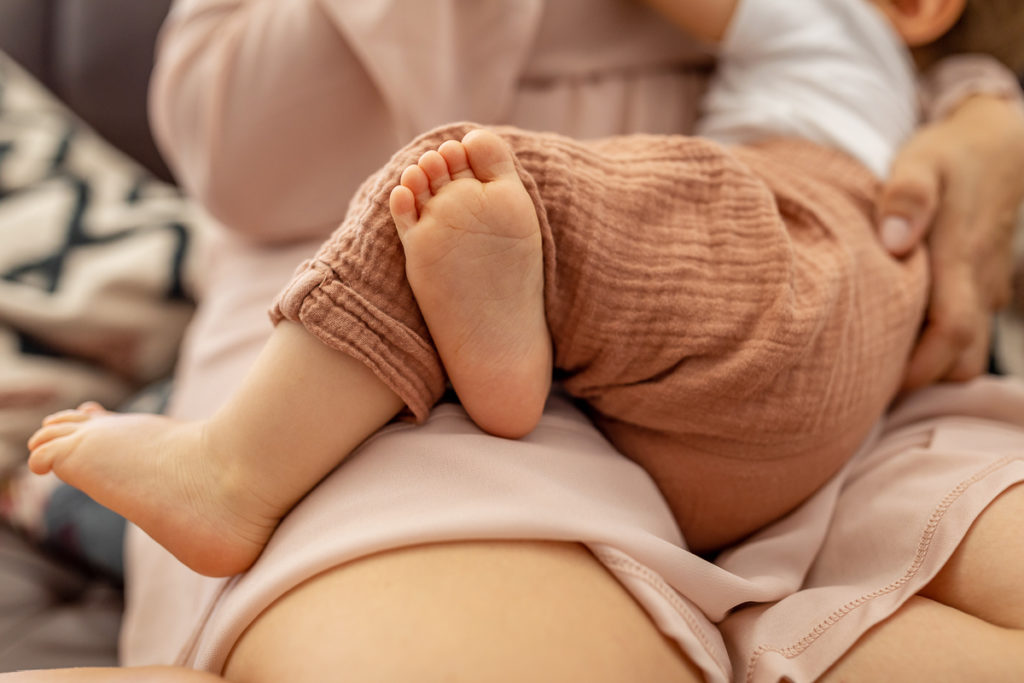 Babyfoto Babyfüße mit Mama Babyfotos im ersten Jahr selber festhalten, Tipps Babyfotos