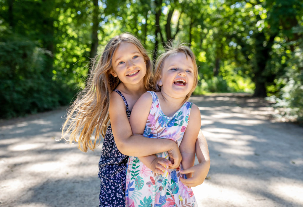 Familienfotos zu viert im Treptower Park