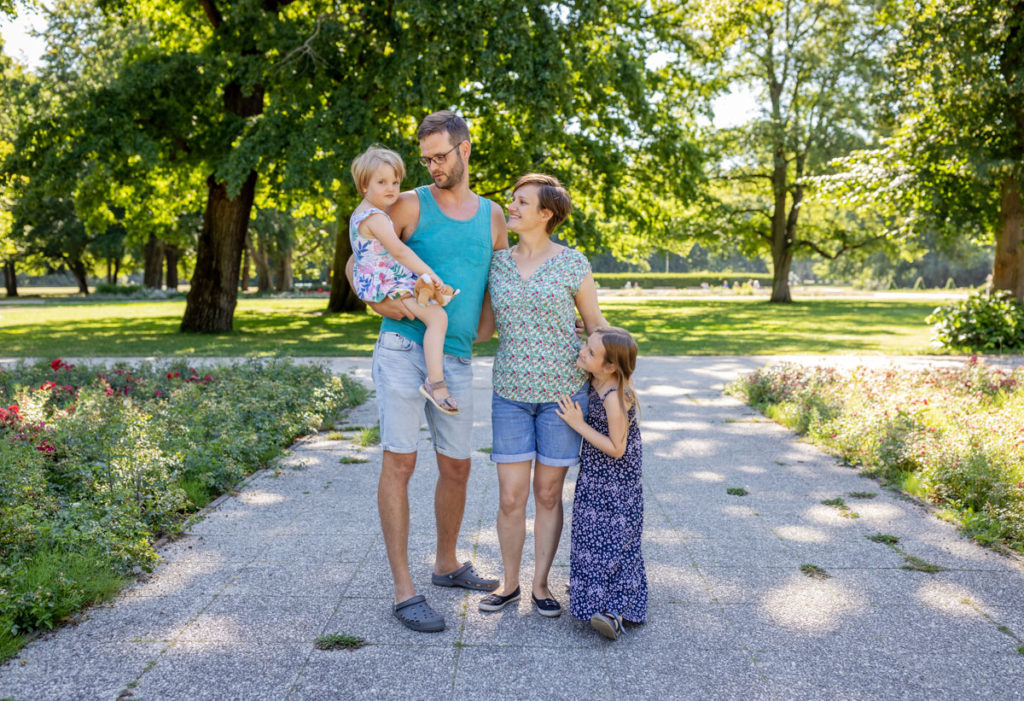 Familienfotos zu viert im Treptower Park