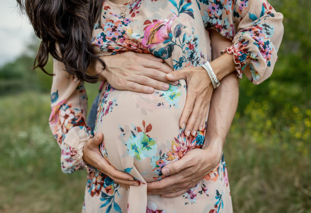 Babybauchshooting zu Hause oder im Freien, Babybauch Fotos Paar, Babybauchfotoshooting Berlin