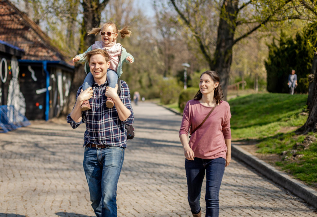 Familienshooting zu Hause & Familienfotografie draußen in der Natur