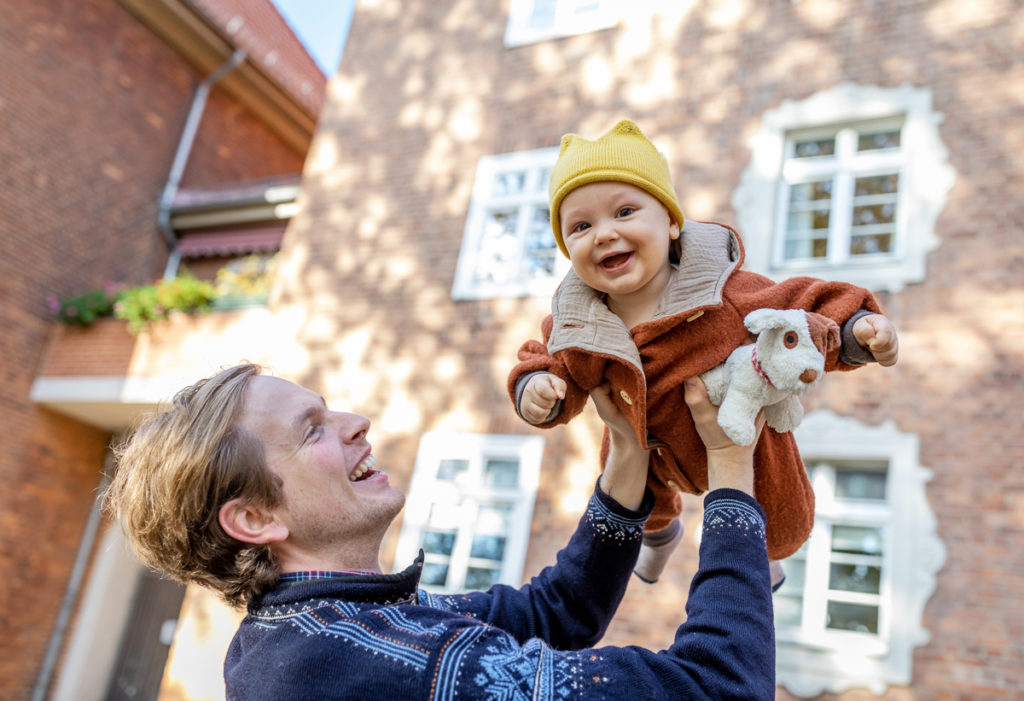 Babyfotografin Berlin,Familienshooting zu Hause & Familienfotografie draußen in der Natur