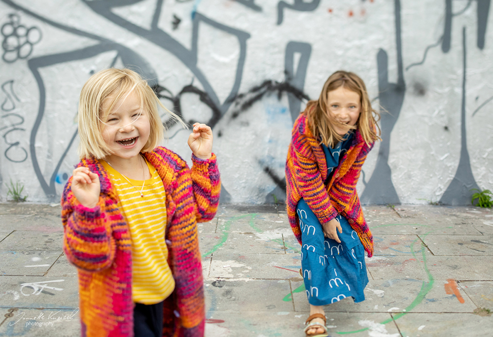 spaßiges Kindershooting draußen 