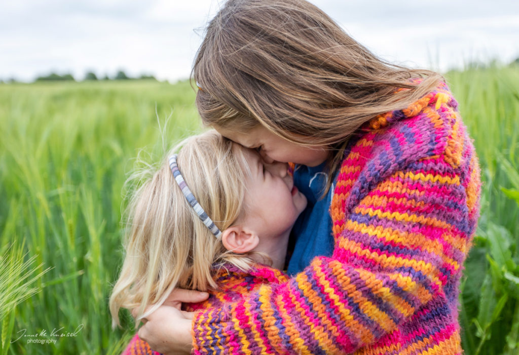 kinder kuscheln zusammen, Geschwister Shooting 