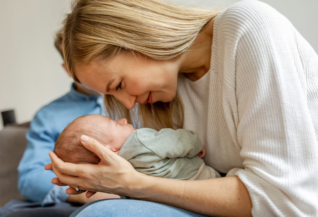 Neugeborenen Fotografie mit Eltern zu Hause