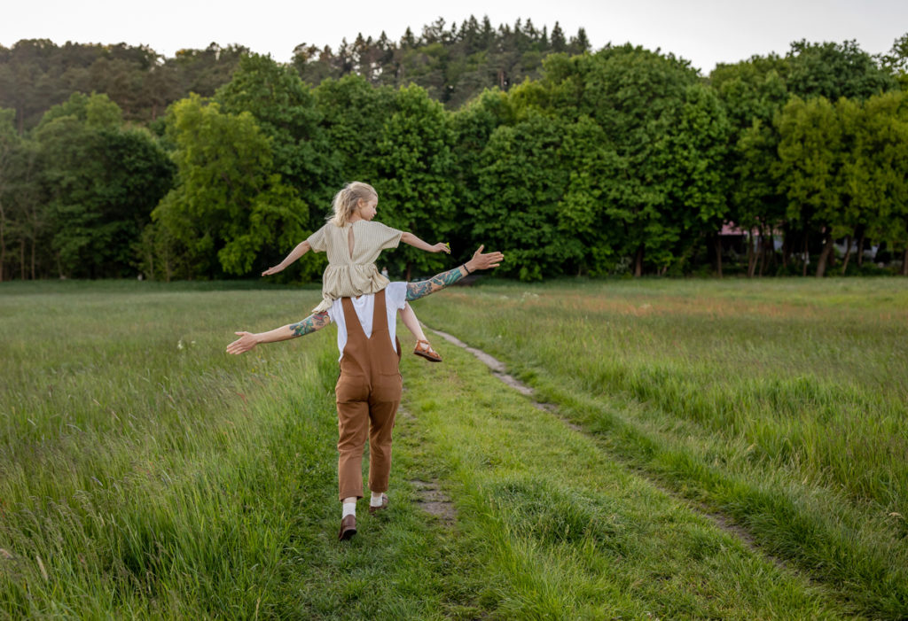 Familienshooting zu Hause & Familienfotografie draußen in der Natur Outfit Familienfotoshooting