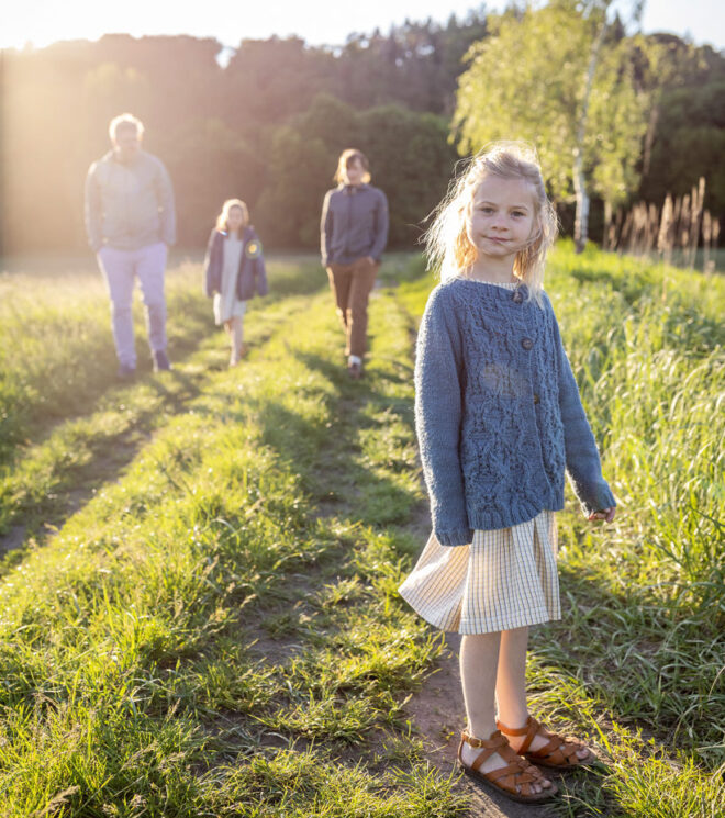 Familienfotografin Berlin, Familienfotografie Berlin, schöne Familienbilder bei Sonnenuntergang, fotograph berlin prenzlauer berg, fotographenin meiner nähe