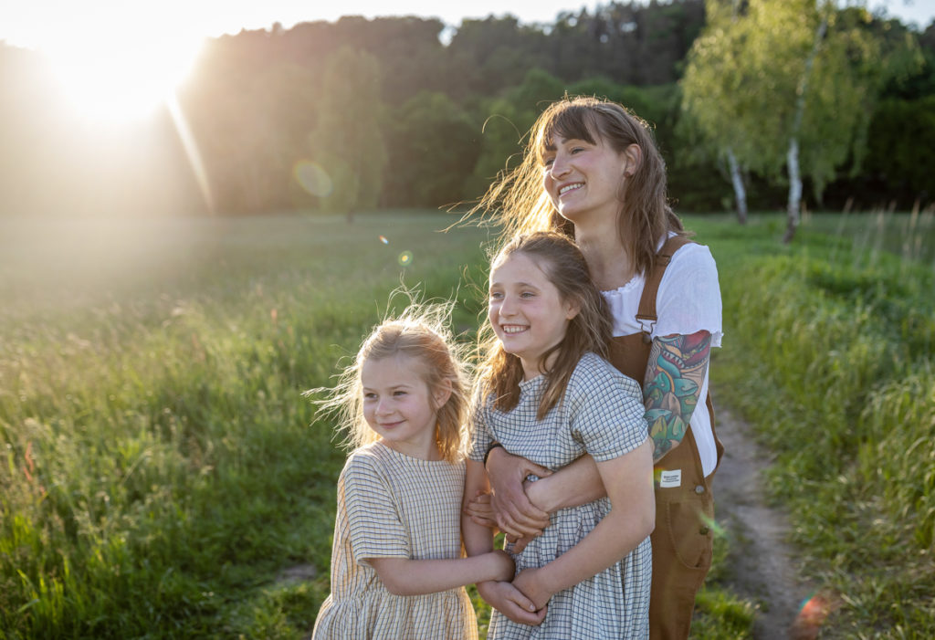 schöne Familienbilder bei Sonnenuntergang, outdoor fotoshooting