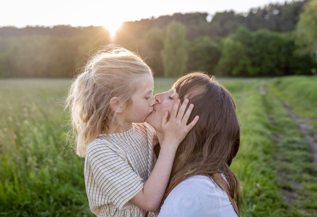 schöne Familienbilder bei Sonnenuntergang, fotos mama kind