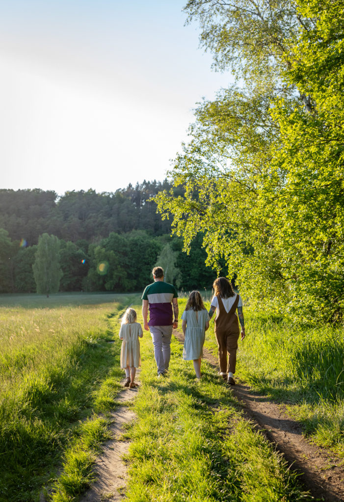 schöne Familienbilder bei Sonnenuntergang