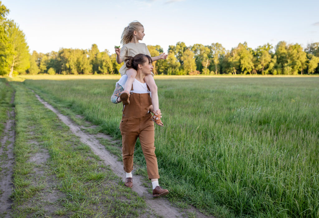 schöne Familienbilder bei Sonnenuntergang