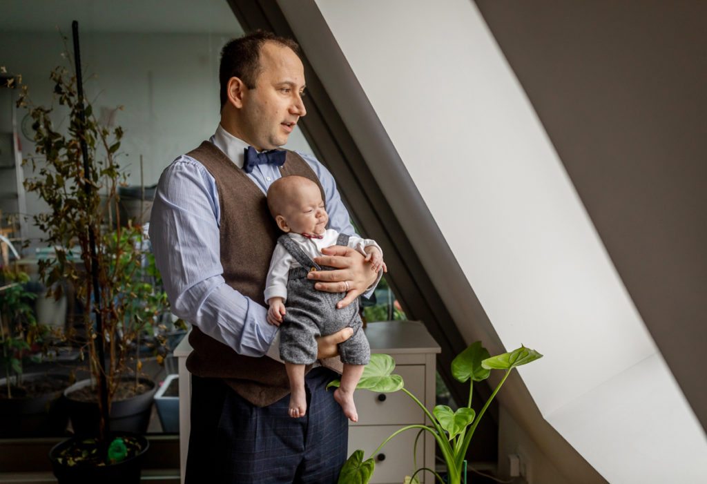 Baby & Familien Fotograf in Berlin Prenzlauer Berg, Fotoshooting Vater mit Baby