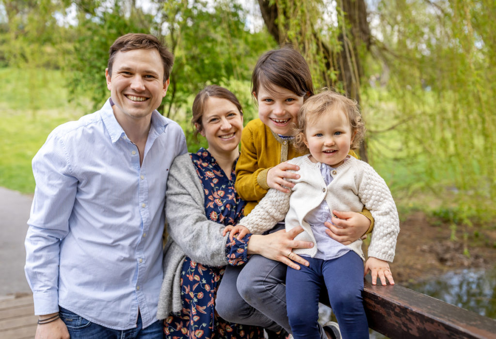Familienfotos und Babybauch Shooting im Thielpark
