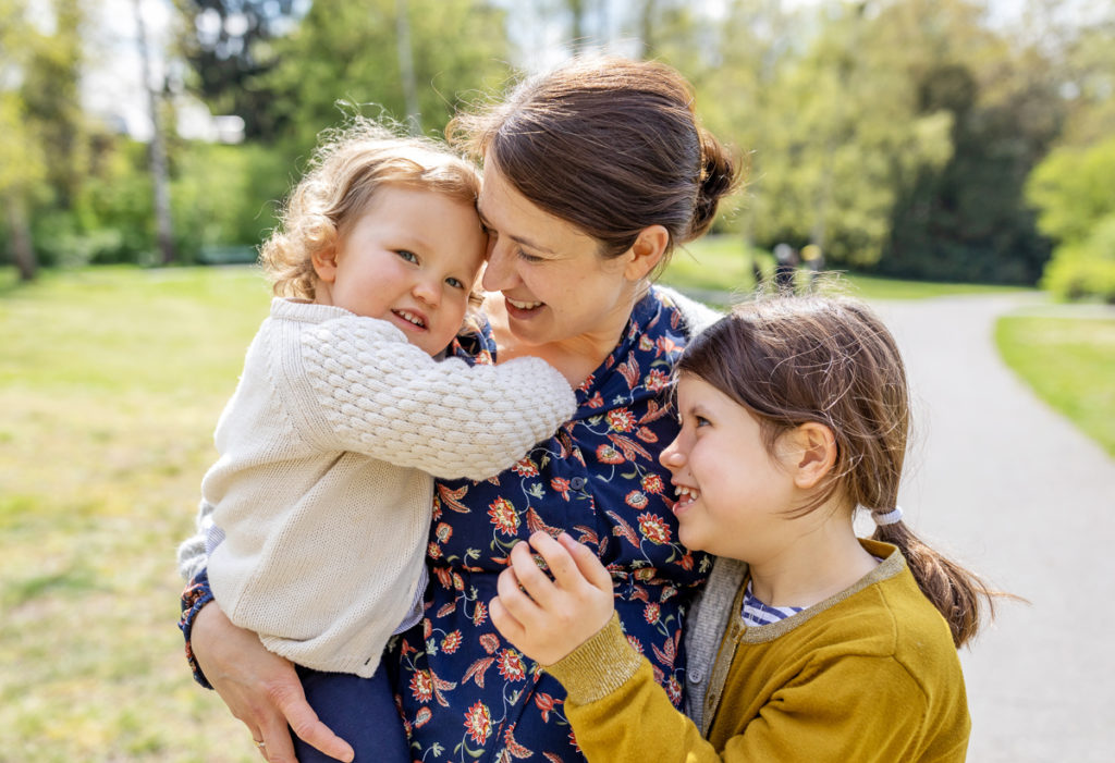 Familienfotos und Babybauch Shooting im Thielpark