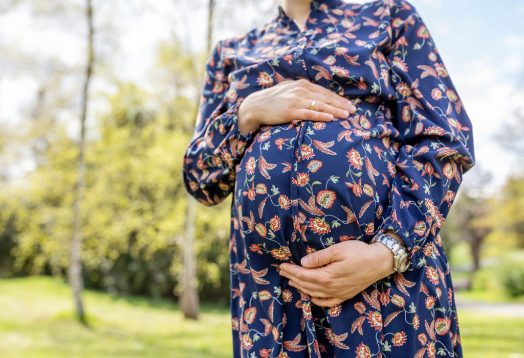 Familienfotos und Babybauch Shooting im Thielpark