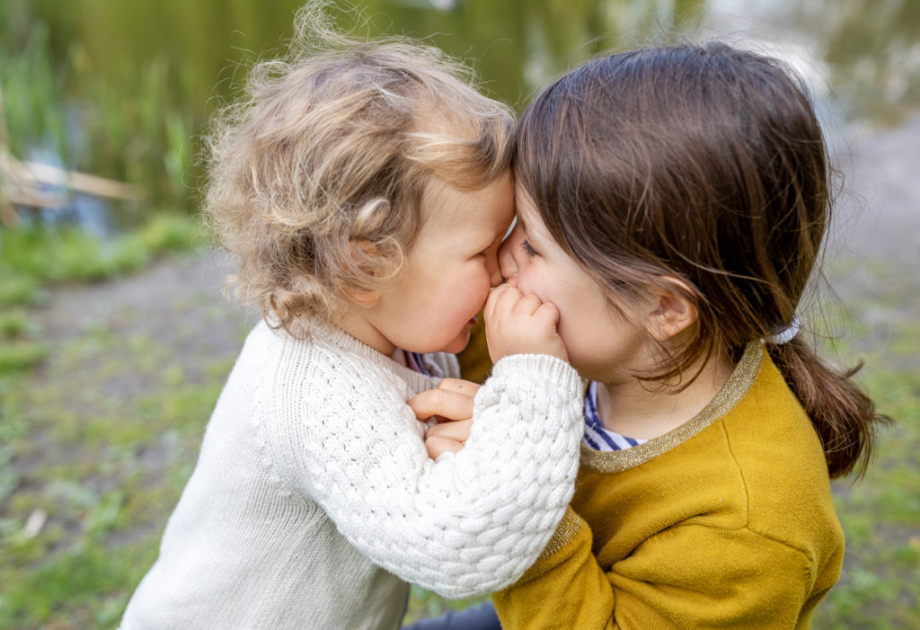Familienfotos und Babybauch Shooting im Thielpark