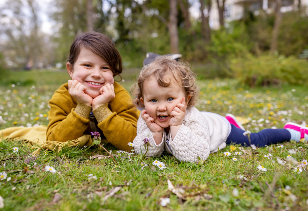Familienfotos und Babybauch Shooting im Thielpark
