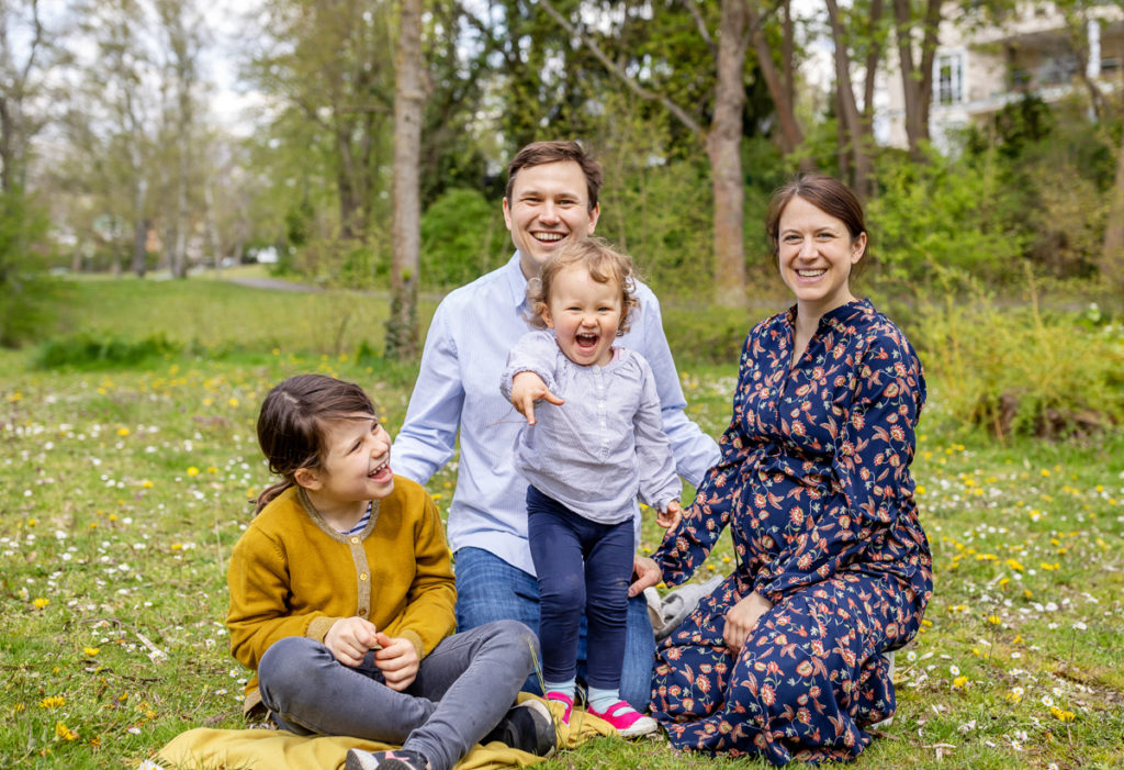 Familienfotos und Babybauch Shooting im Thielpark