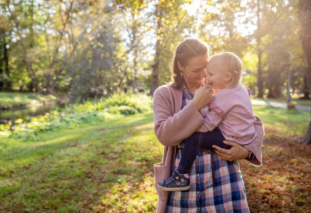 Familienshooting zu Hause & Familienfotografie draußen in der Natur