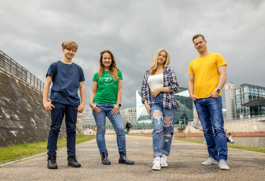 Familienshooting zu Hause & Familienfotografie draußen in der Natur