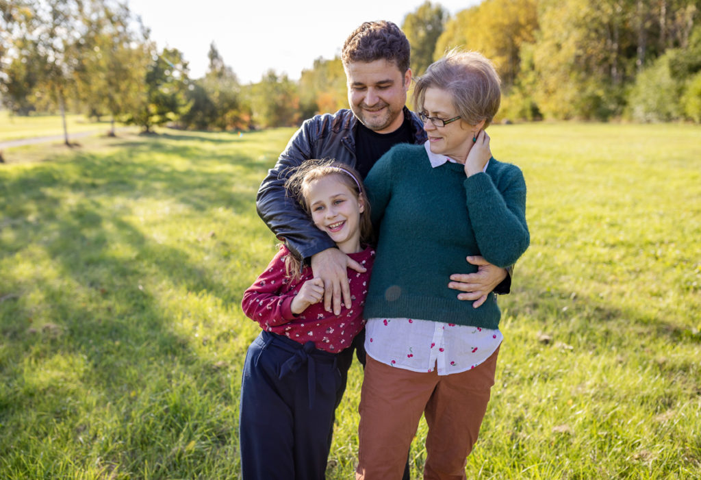 Familienfotos draußen im Herbst in Berlin