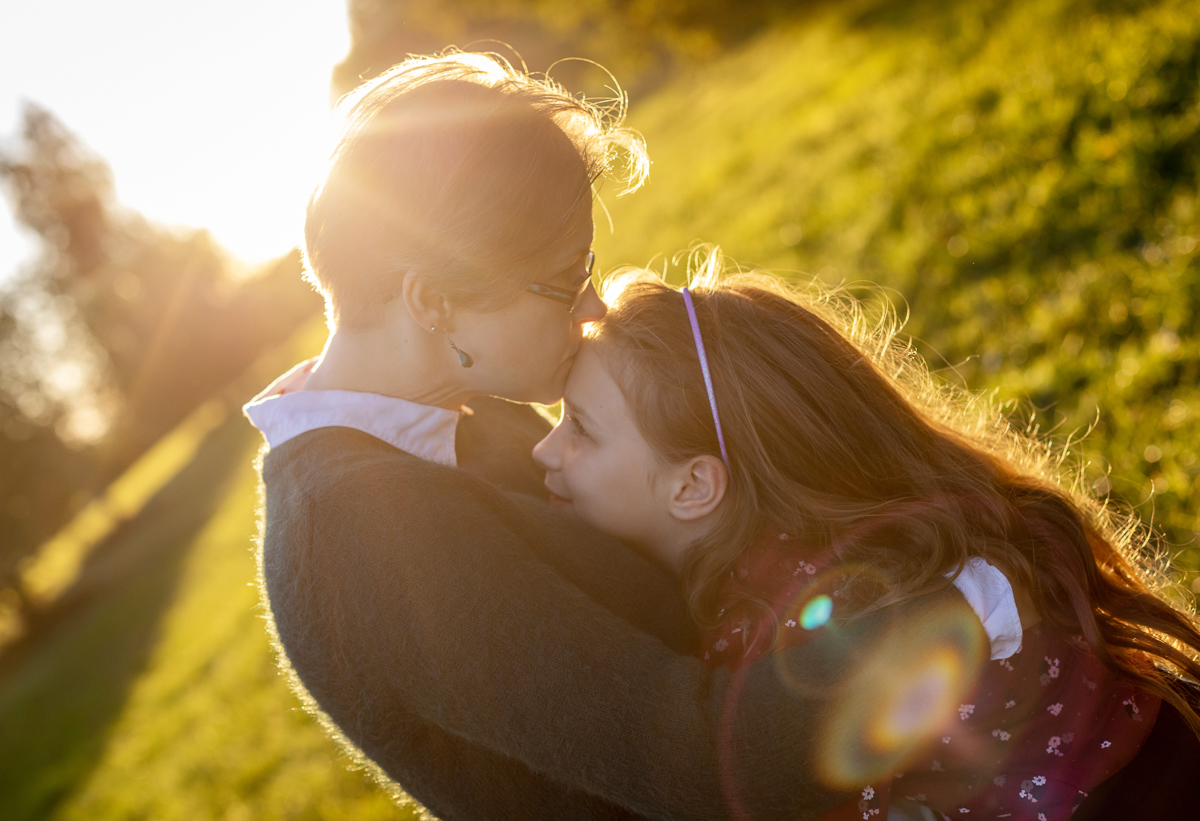 Küssen und knutschen beim Familienfotoshooting, Tipps für natürliche Familienfotos