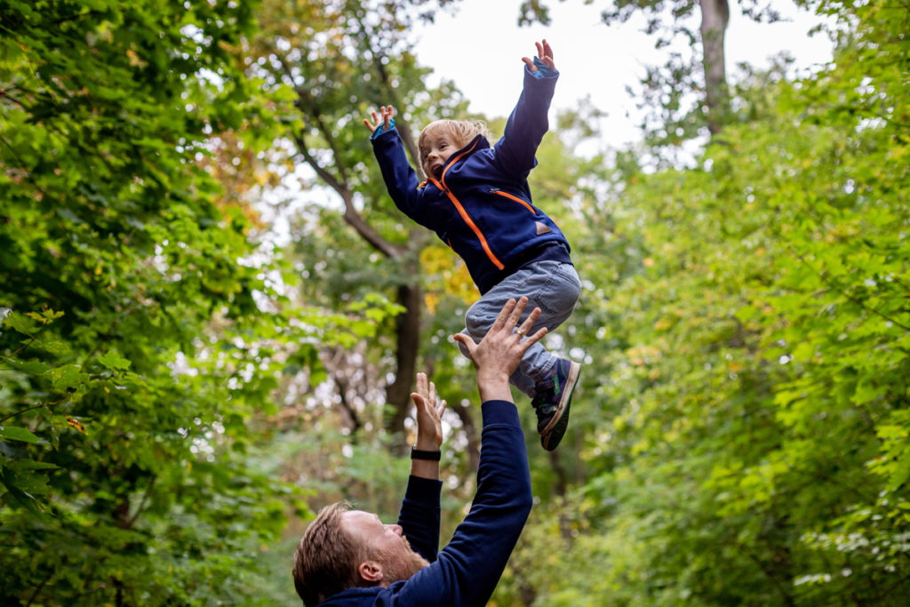 hochwerfen beim Familienshooting, Familienfotografin