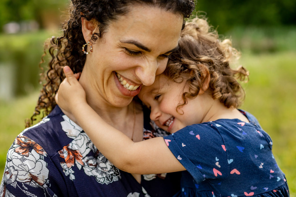 Familienfotografin, Familienfotos, Familienfotografie Berlin, Familienshooting zu Hause, Familienfotografie draußen